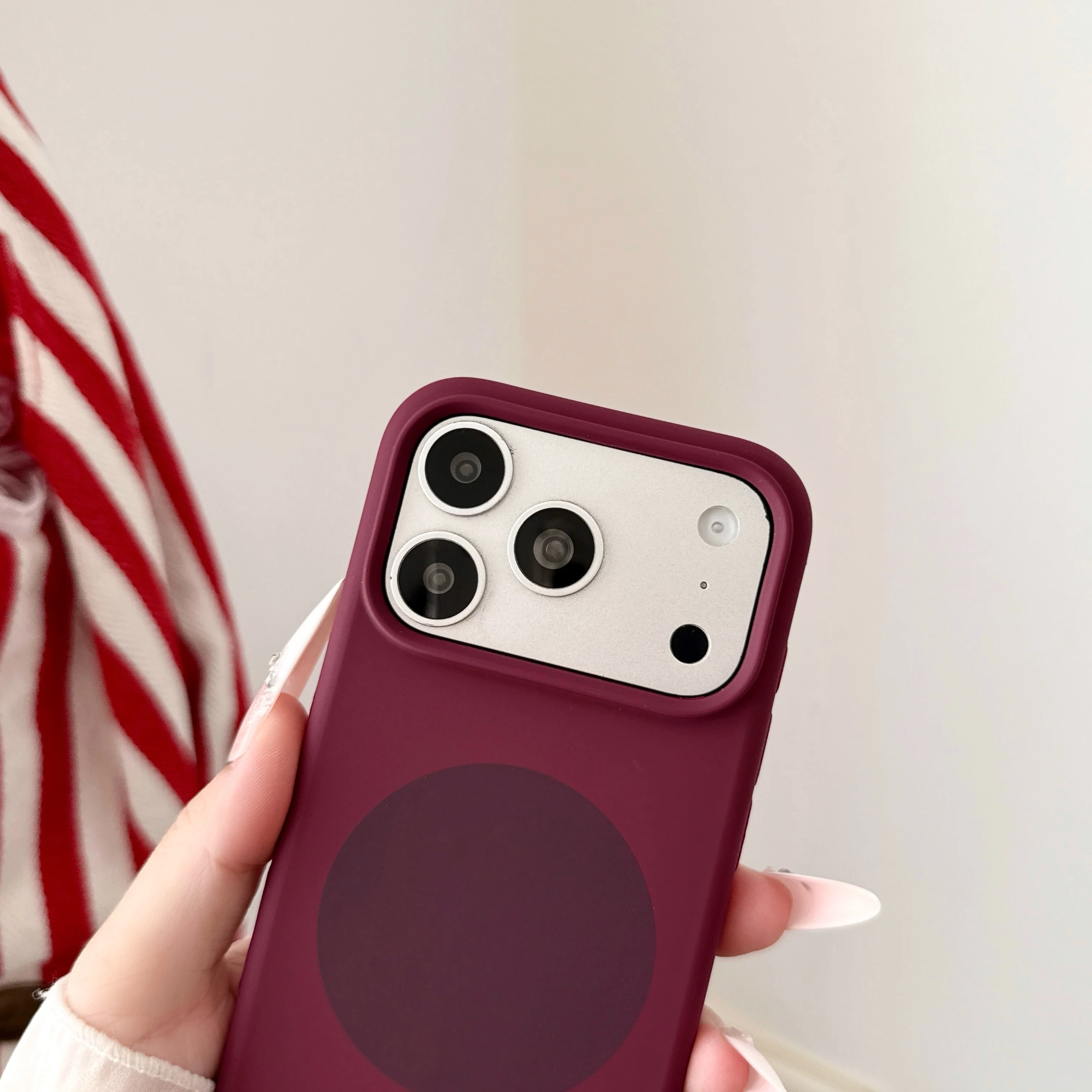 iPhone 18、17 Pro Max対応、ファッション性 - Liquid Silicone Magnetic Phone Case のレビューと価格